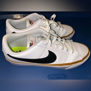 Nike Court Legacy